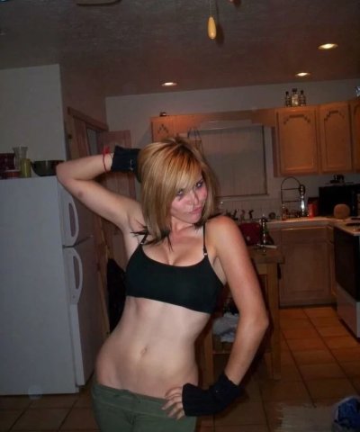 Красотка с ультракороткой стрижкой делает минет