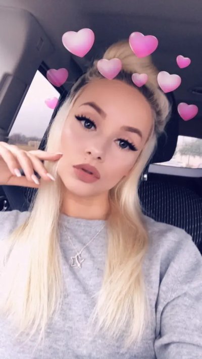 Красивая блондинка демонстрирует свою интимную зону в раздетом виде