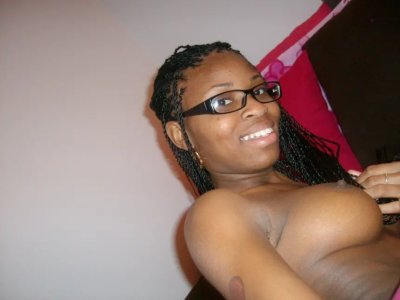 Сексуальная мулатка с привлекательной грудью демонстрирует пышную промежность