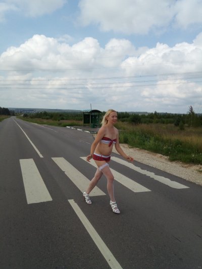 Развратная шлюха на остановке ожидания.