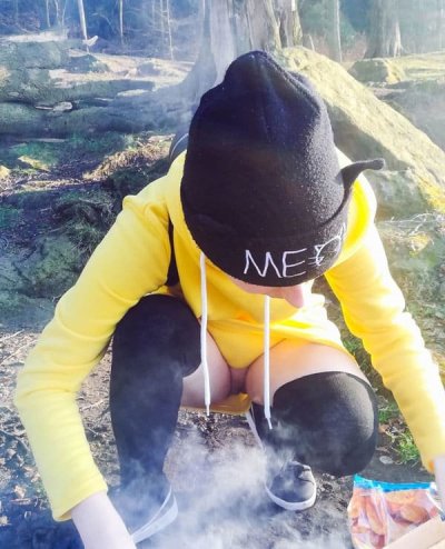 Юная киска на шампуре в лесу: горячий отдых для взрослых