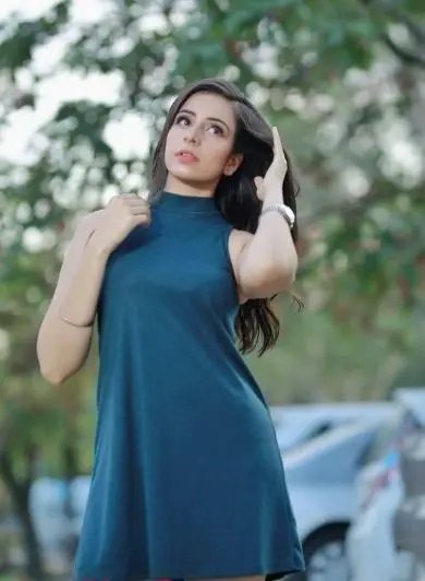 Медстудентка с огромными грудями показывает свои прелести