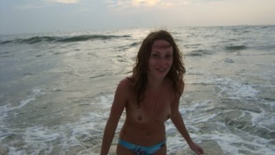 Обнаженная натуристка на курорте: сексуальные приключения