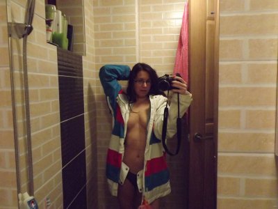 Снимает себя на камеру перед отражением