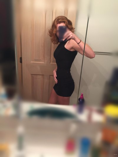 Распутная красавица с огненными волосами и сексуальным телом