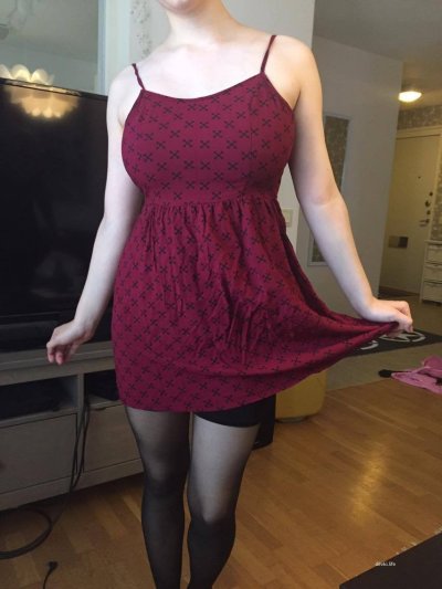 Жгучая красотка с большой грудью в эротических чулках