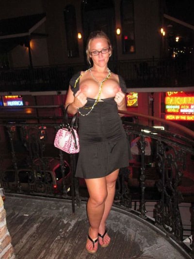 Развратные девочки развлекаются на улице после заката