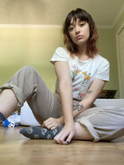 Интимные фото 18+: дама с обольстительным бюстом на камеру