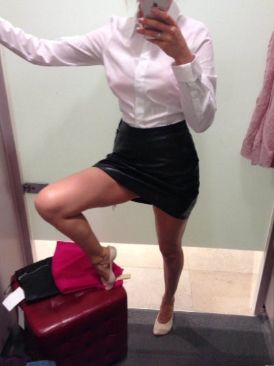 Милашка обожает снимать с себя трусики перед камерой 📸🔞