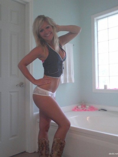 Дамочка фоткает себя без трусиков