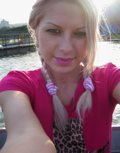 Развратная блондинка шалит без одежды