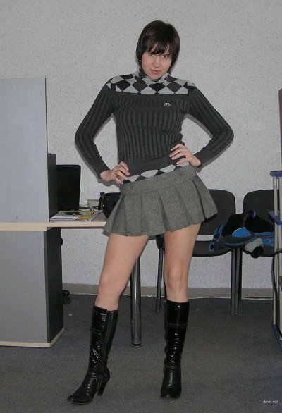 Сексуальная красотка, скрываясь, демонстрирует свои прелести между ног