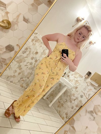 Зрелая красотка делает фото, показывая своё привлекательное тело