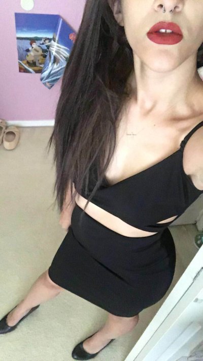 Развратная сучка показывает свои интимные места на камеру