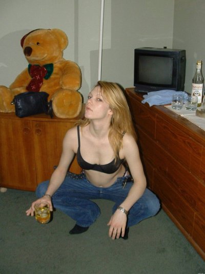 Сексуальная красотка с огненными волосами демонстрирует свои прелести