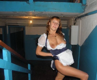 В наряде горничной в подъезде: сочный контент для взрослых