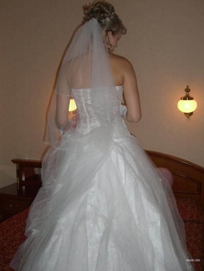 Молодая невеста демонстрирует свою аккуратно побритую промежность