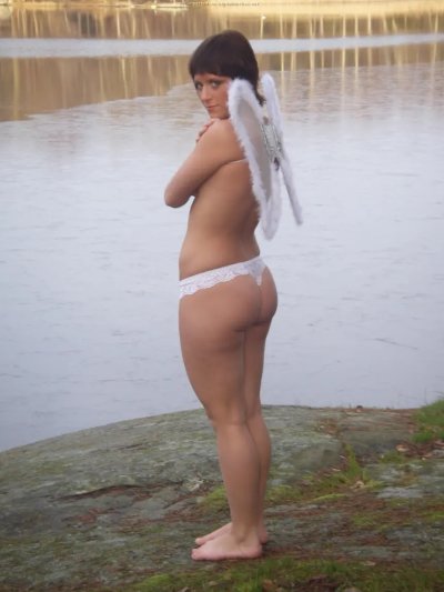 Развратный ангелочек с пышной задницей.