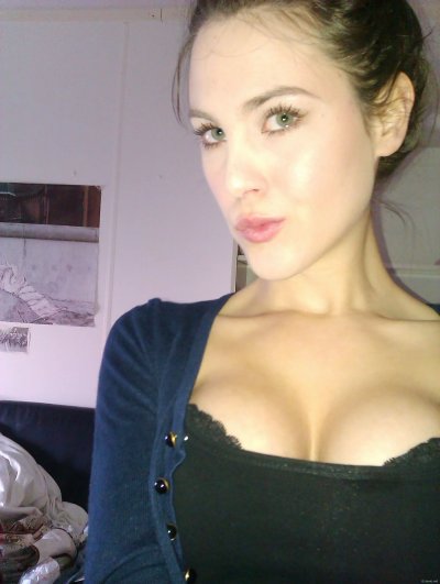 Сексуальная красотка с удивительными зелеными глазами, голые снимки без лифчика