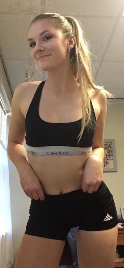 Горячая австрийская красотка показывает свои обнаженные фото