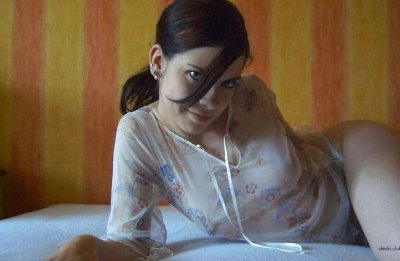 Шалит без одежды на камеру