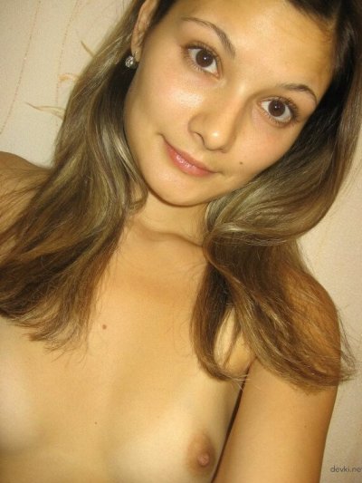 Сексуальная красотка на камеру снимает свои интимные моменты