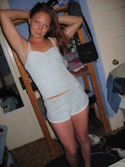 Приоткрыла ноги и смело продемонстрировала свою прелесть