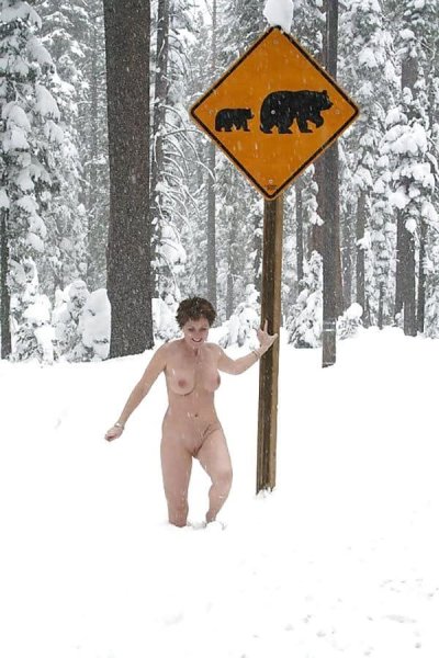 Опытная дама показывает свои прелести в зимнем лесу