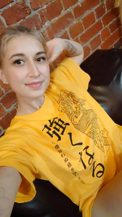 Маленькая юная красотка обожает раздеваться до гола!