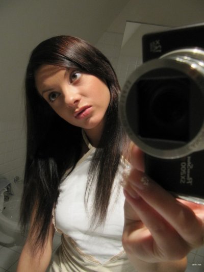 Соблазнительная шатенка раздвигает ноги