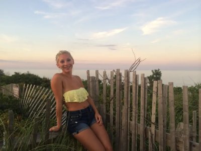 Сексуальная и стройная блондинка без одежды