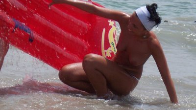 Дама без лифчика на морском берегу: откровенные фото!