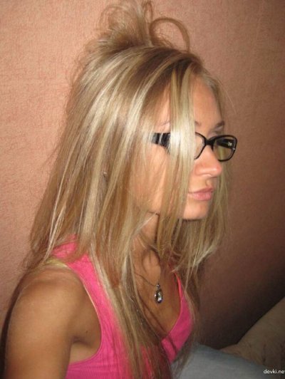 Сексапильная молодая дамочка позирует без одежды перед камерой