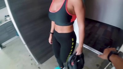 Я пригласил эту загадочную красавицу из зала для тренировок, чтобы разделить с ней душ и страстный секс