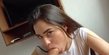 : "Жесткое порно видео: девушка жестоко трахается в глотку и получает оргазм"