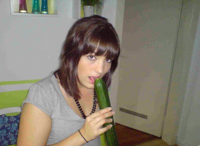 Игривая женщина в соблазнительных шалостях для взрослых