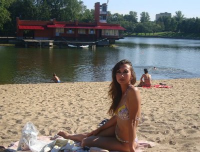 Секси мамка Аделина в откровенной позе и делает минет