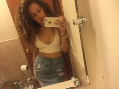 Развратная красотка показывает свои аппетитные формы на фото