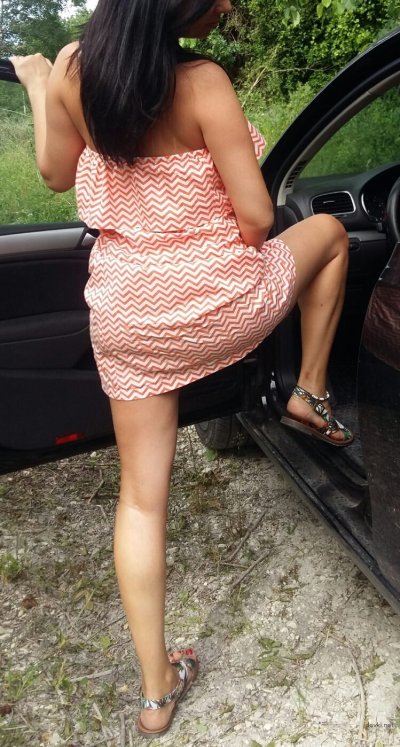 Шикарная дама без одежды на кресле в автомобиле