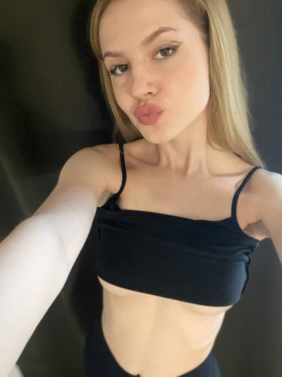 Обнаженная красотка в интимной обстановке: сексуальные фотографии с расставленными ногами и грудью