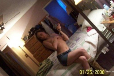 Красотка снимает себя на камеру