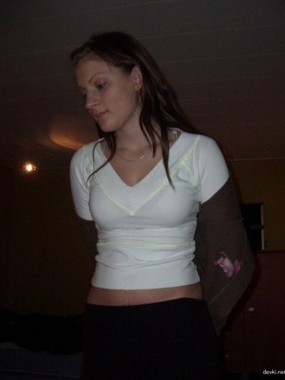 Красотка обрабатывает член у парня