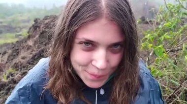 Эротические игры на свежем воздухе: она подрочила и отсосала своему новому знакомому во время спокойной прогулки.