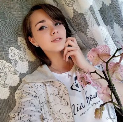 Милая крошка наслаждается ношением разнообразных сексуальных чулочков