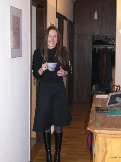 Темноволосая леди раскрывает ножки