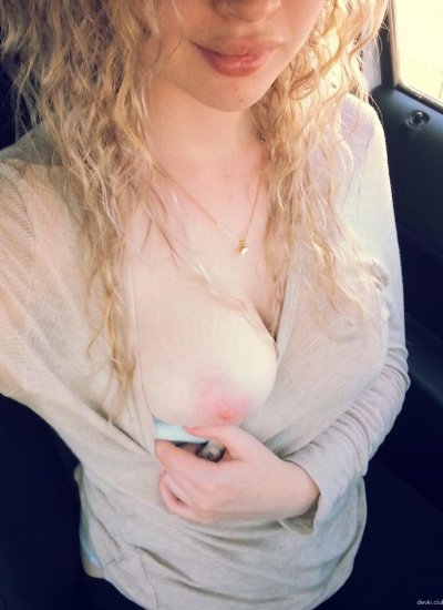 Пышногрудая блондинка сексуально дразнит.