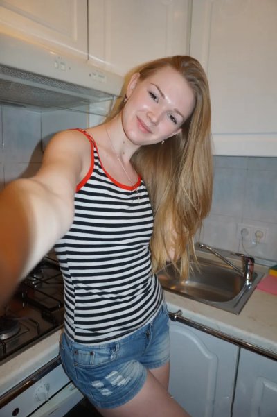 Сногсшибательная девушка с пышными формами позирует на откровенных фото