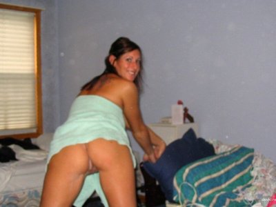 Голая женушка показывает свои прелести на камеру