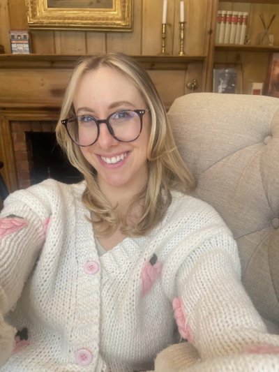 Горячая девочка показывает свою влагалище.