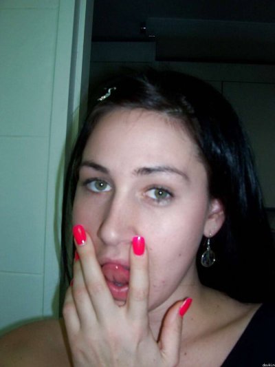 Очаровательная красавица с пышной растительностью демонстрирует свою интимность на домашних фото